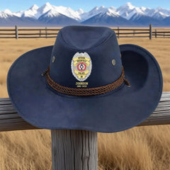 jimeng-2025-06-27-9526-把背景的美国国旗换成雪山枯草地背景,挂到一个栅栏上