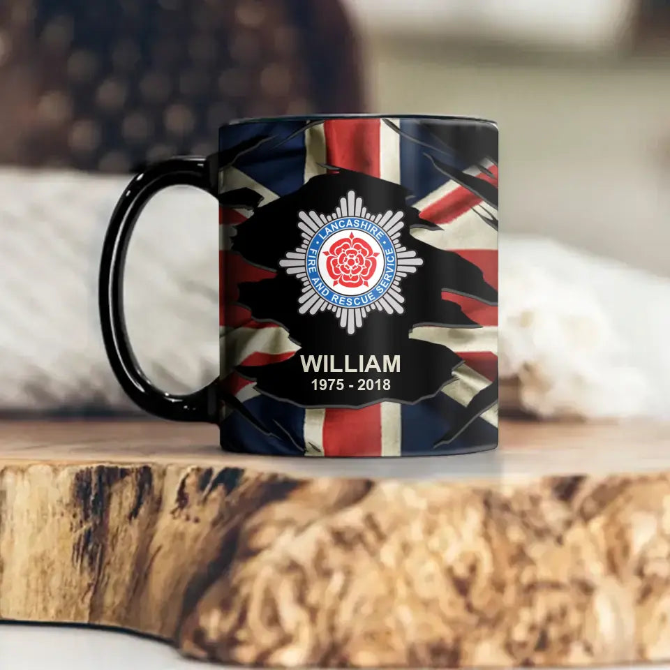Personalisierte Tasse mit britischem Feuerwehr-Logo, individueller Name und Uhrzeit bedruckt